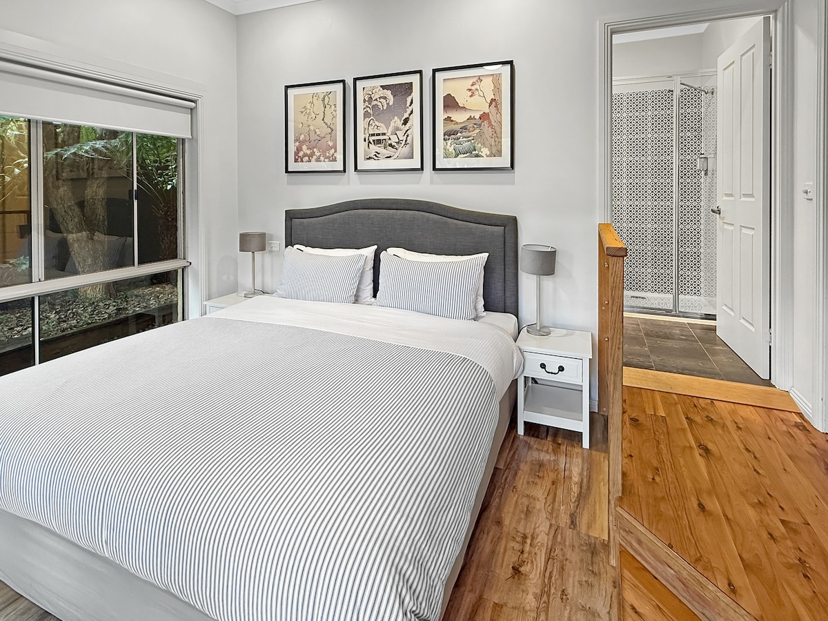  Camera da letto 1. Letto king size con vista sul giardino e sulla piscina.  Ampio bagno privato con vasca e cabina doccia