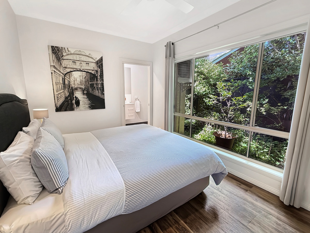 Camera da letto 2 Letto king size con bagno interno e vista sul giardino