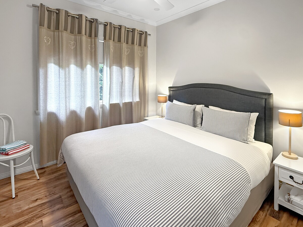 Camera da letto 4 Letto king size con vista tranquilla e privata sui giardini