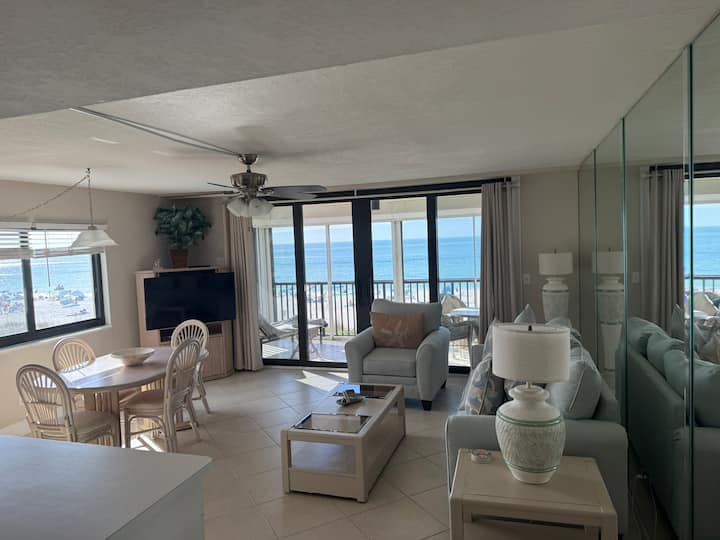Beachfront 2br/2ba W/ Gulf Views + Lanai & Pool! - Marco Island, FL