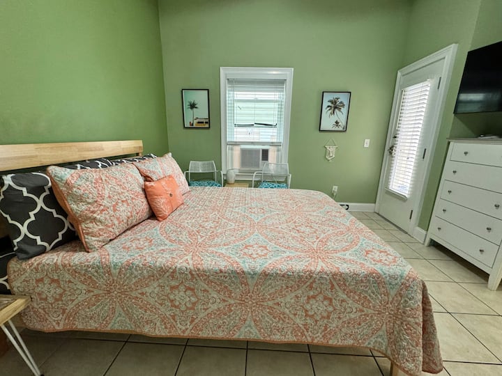 Bohemian Studio For 2! 2 Min Walk To Beach. - Panama City Beach, FL