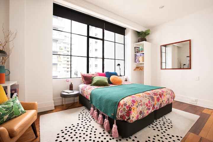 تتيح الخصوصية والستائر العازلة للنور النوم في أي وقت من اليوم. مساحة خزانة ورف أمتعة لتخزين متعلقاتك الشخصية وحقيبة السفر.