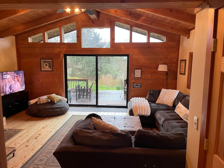 Charming Family Cabin W/ Hot Tub -Near State Parks - Orcas Island, WA