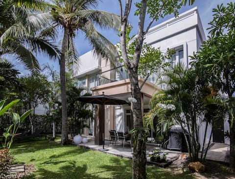 Designer’s luxury poolvilla, short walk to beach!