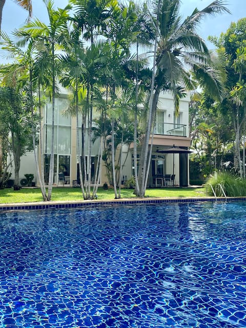 Designer’s luxury pool villa. Short walk to beach!