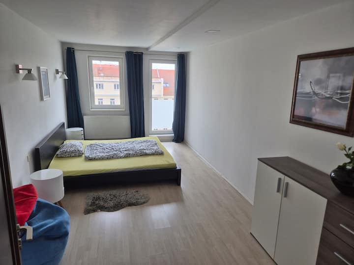 Dormitorio principal con cama de 180x200 cm.
