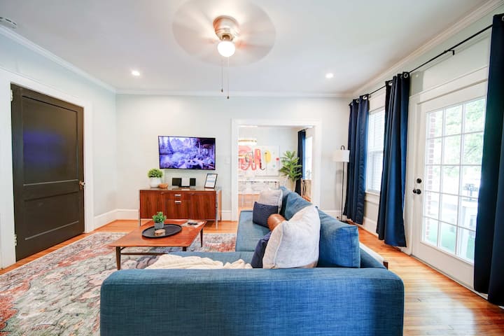 King Bed & Balcony Near Freedom Park & Atrium - Charlotte Douglas Airport (CLT)