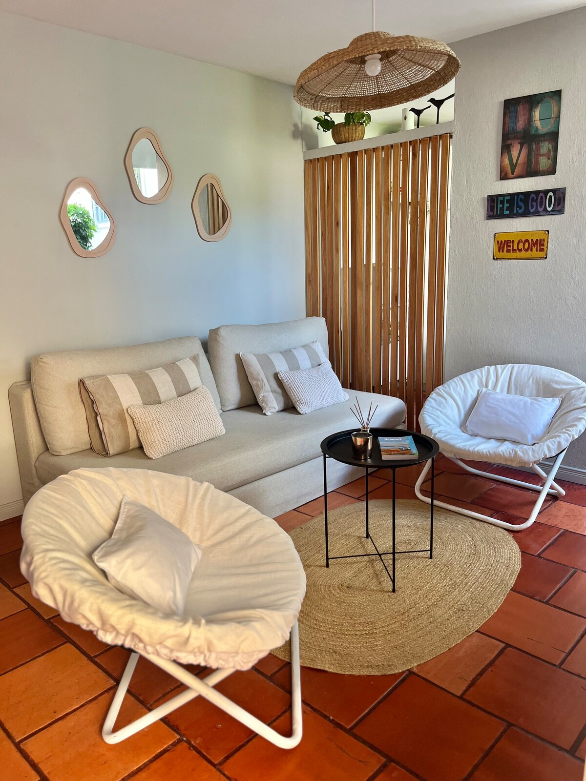 Გასაშლელი დივანი თეთრეულის ქსოვილში, მოხსნადი გადასაფარებლით და ბალიშებით.
0,90 X 2 მ სიგრძის.
2 მაკრატლის სავარძელი გადასაფარებლით და დეკორატიული.