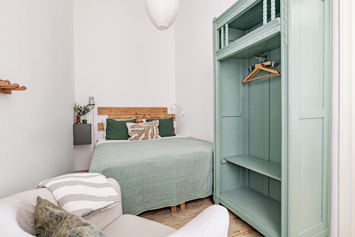 Druhá spálňa s manželskou posteľou veľkosti Queen