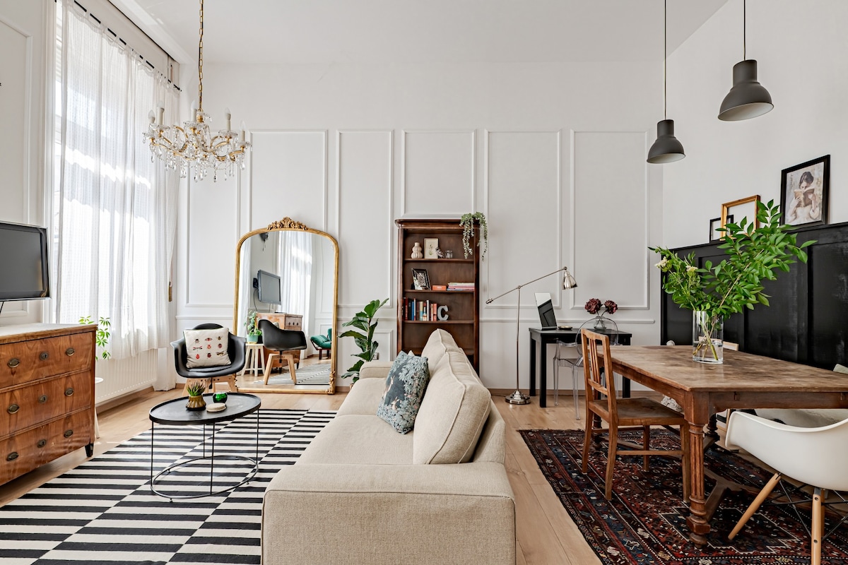 Nadčasové prvky sa stretávajú s modernou kreativitou – jedinečná harmónia v rozmanitosti detailov.