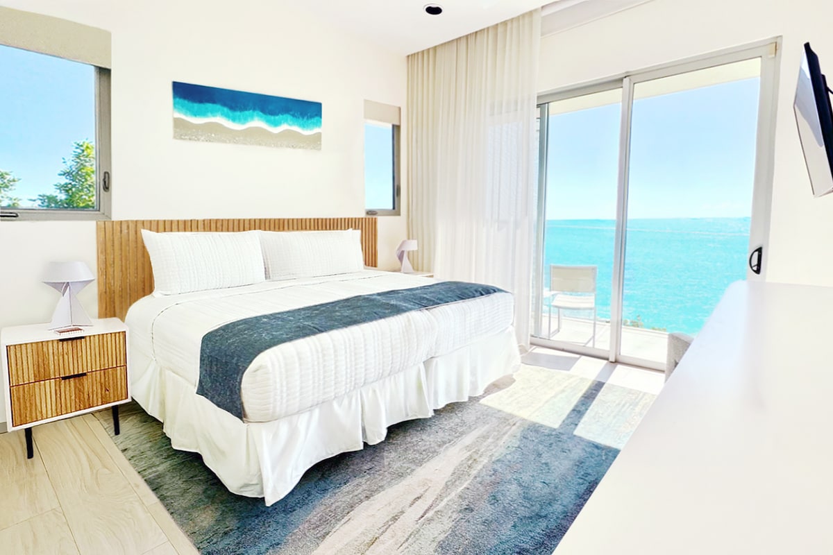 La suite secundaria cuenta con una cama tamaño king y balcón privado.