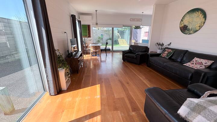 Modern Bach By The Beach - Papamoa