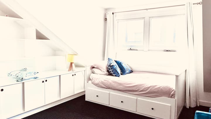 בחדר השינה 2 בקומה העליונה יש מיטת יחיד שנפתחת למיטת קינג סייז. ראו חדר שינה 1 למטה עבור תצורת מיטת הקינג סייז 