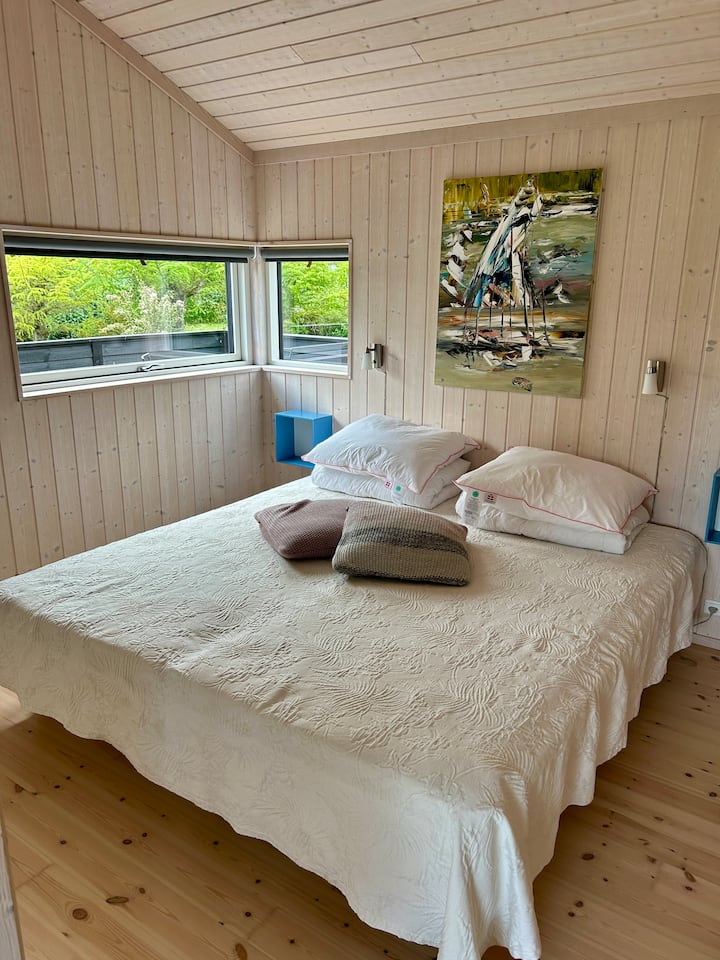 Tamaño de la cama: 180 cm x 200 cm. 