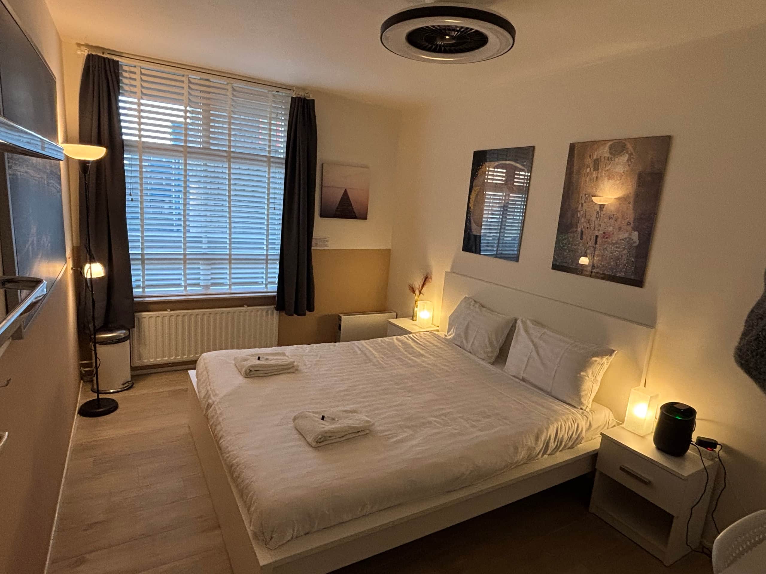Large private kingsize bedroom close 2 city center - Photo 29