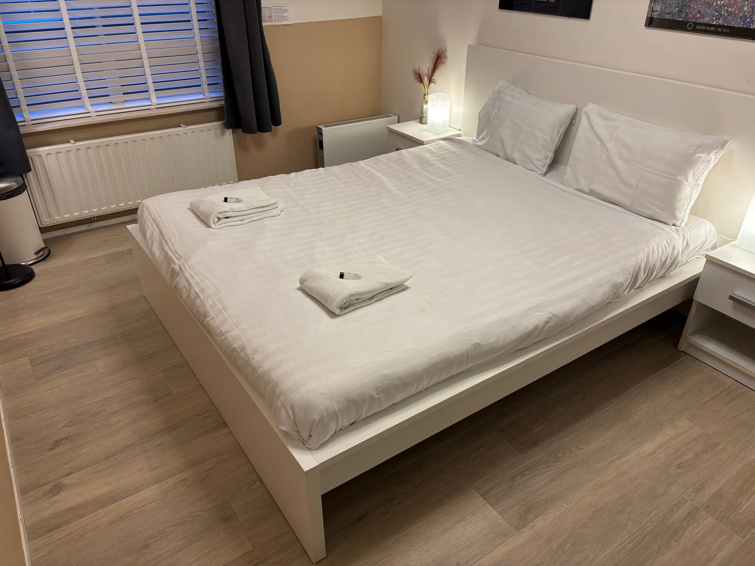 Large private kingsize bedroom close 2 city center - Photo 26