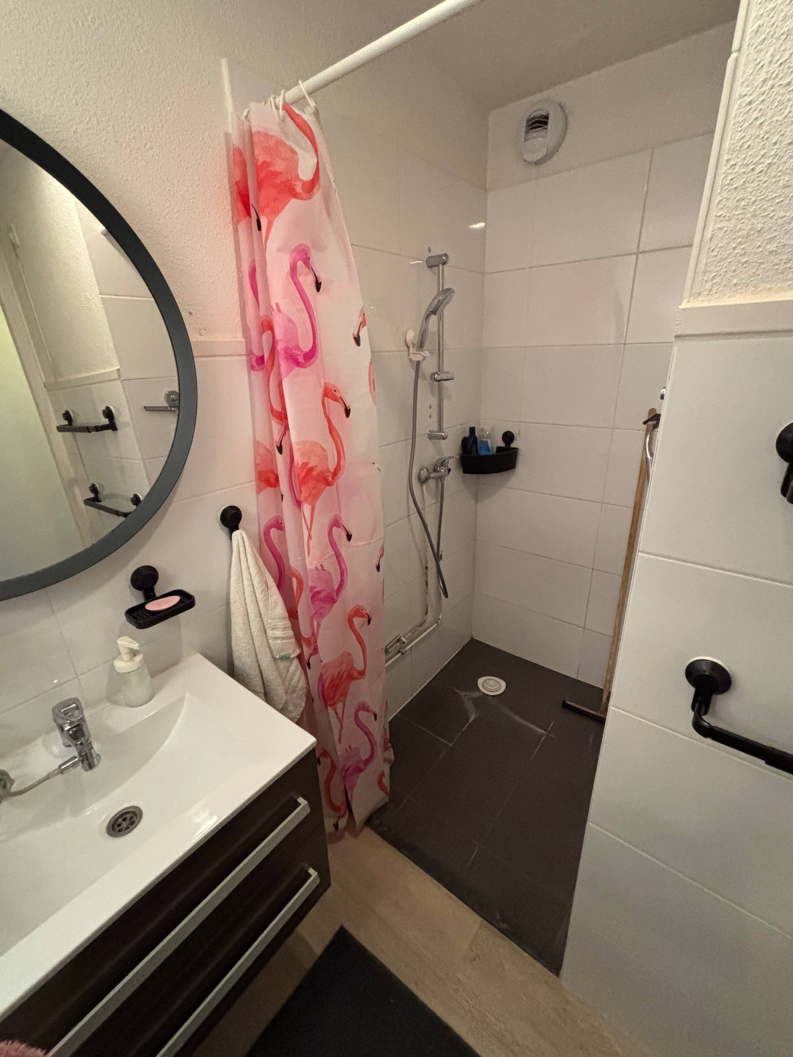 Large private kingsize bedroom close 2 city center - Photo 38
