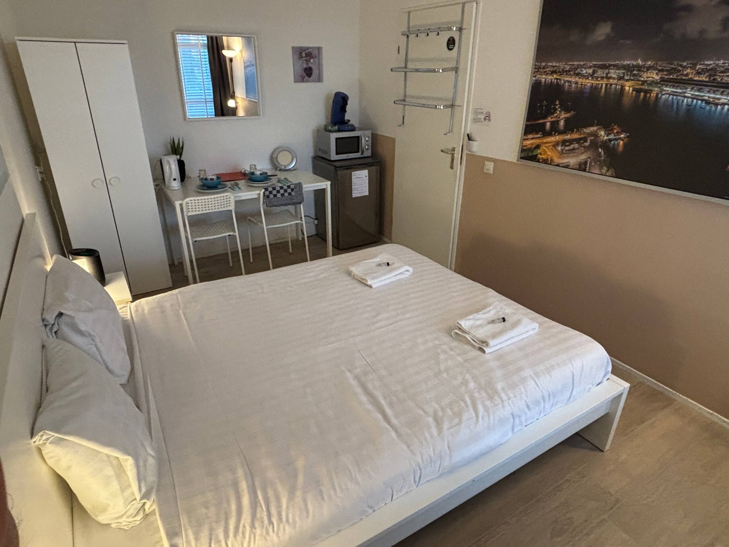 Large private kingsize bedroom close 2 city center - Photo 37