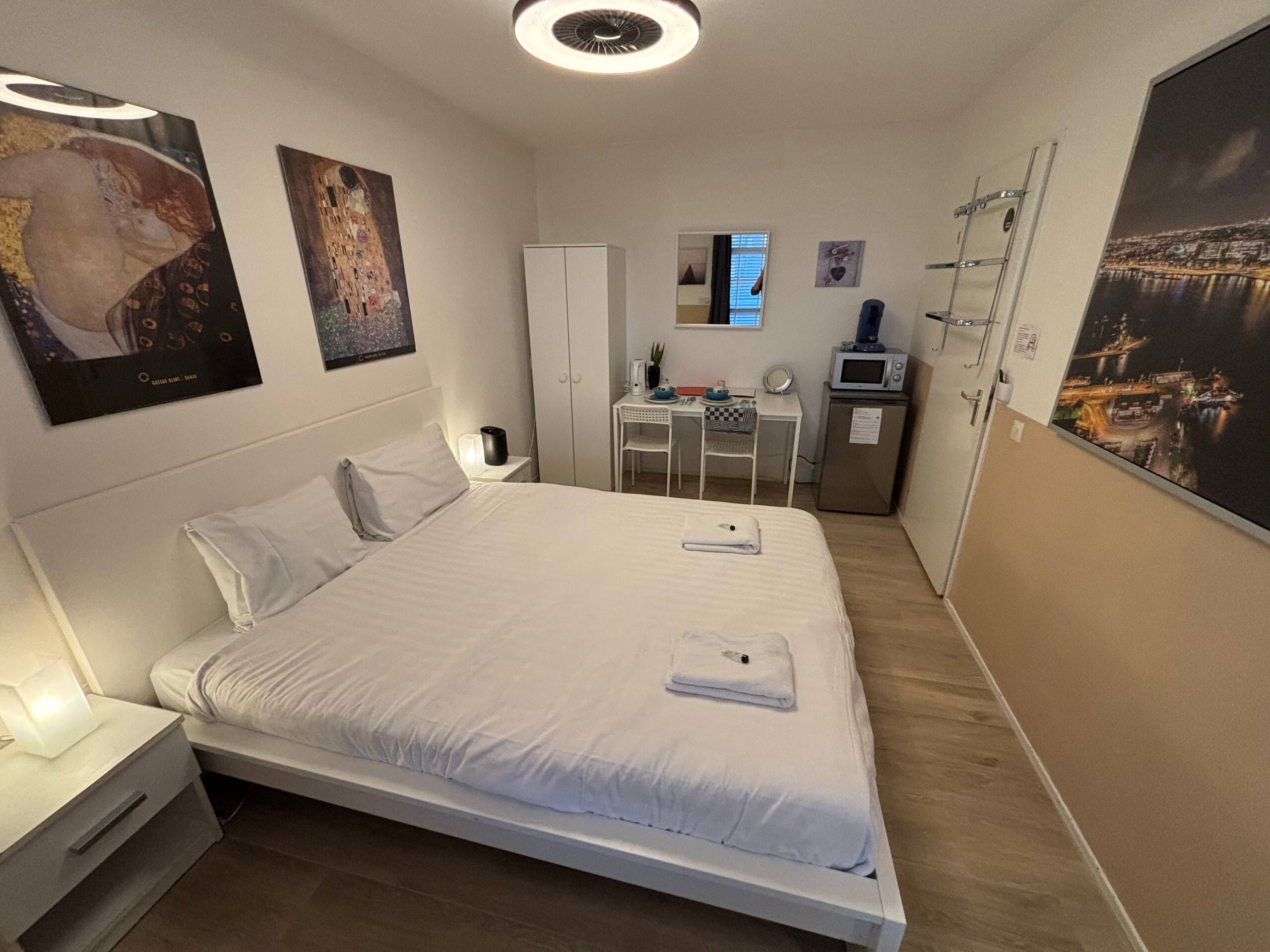 Large private kingsize bedroom close 2 city center - Photo 31