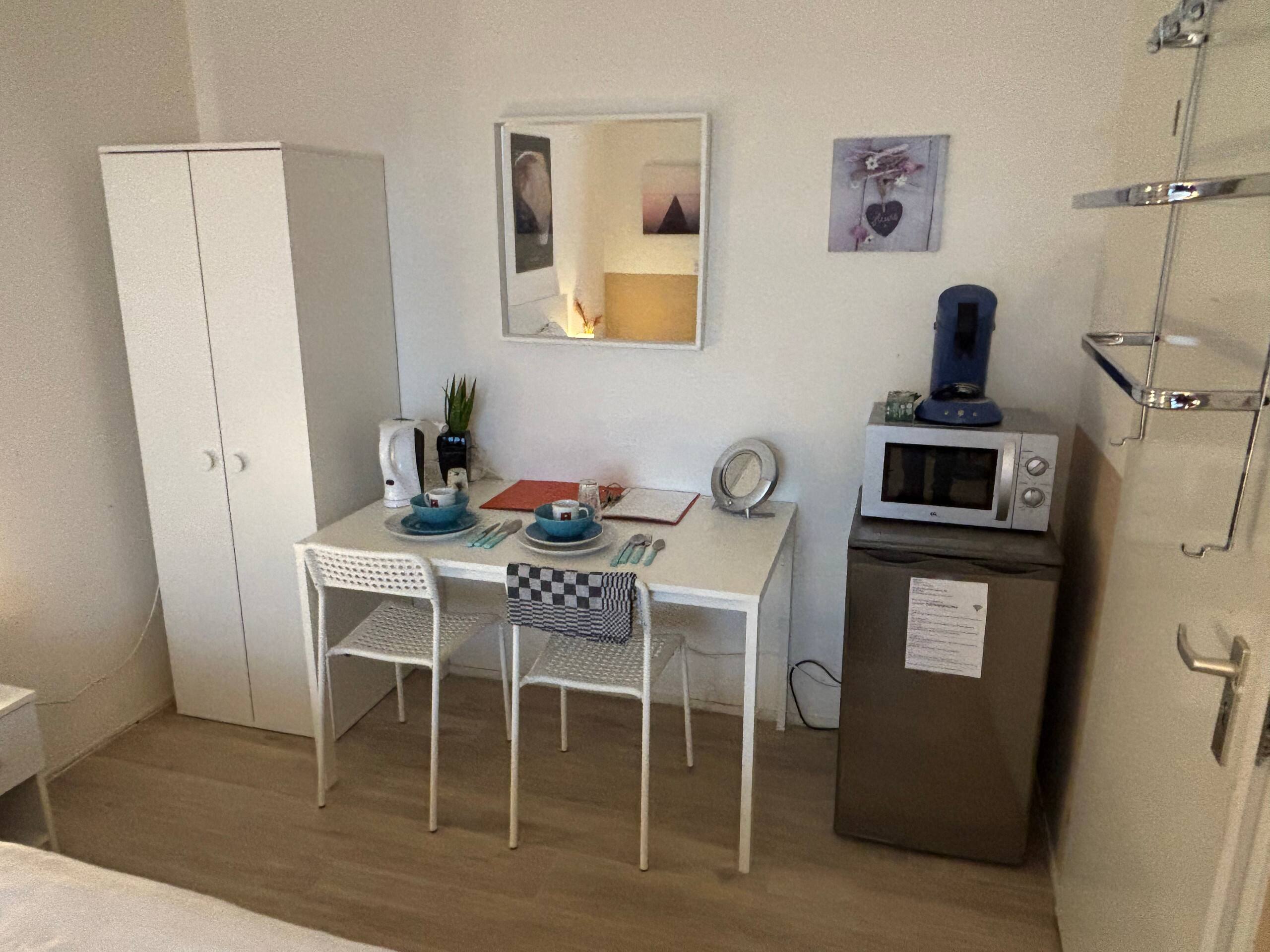 Large private kingsize bedroom close 2 city center - Photo 34