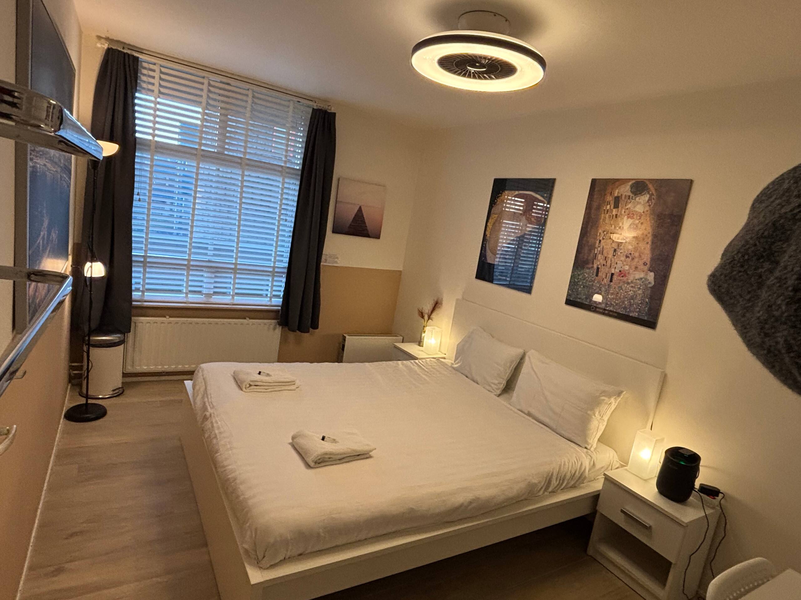 Large private kingsize bedroom close 2 city center - Photo 30