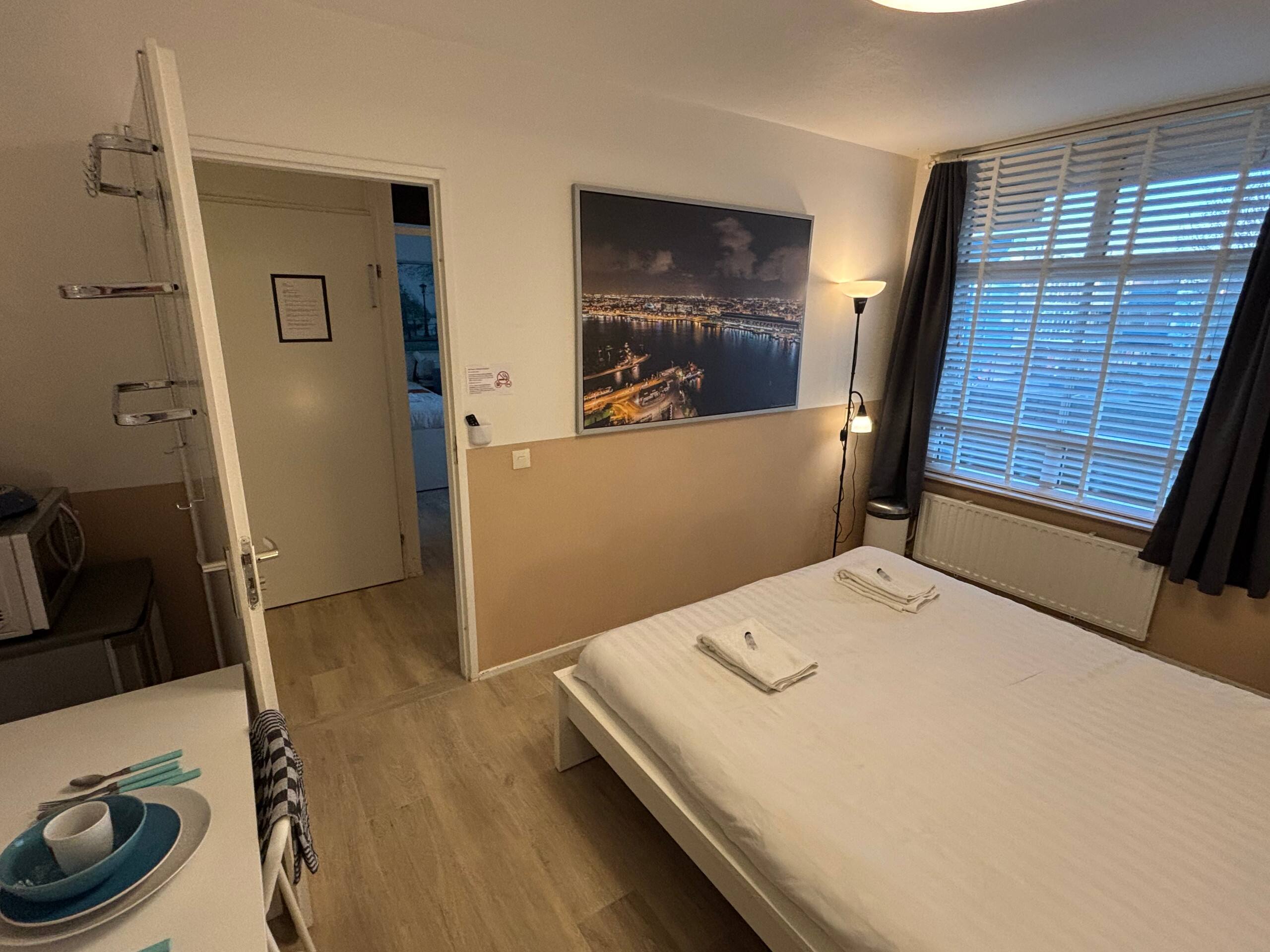 Large private kingsize bedroom close 2 city center - Photo 32