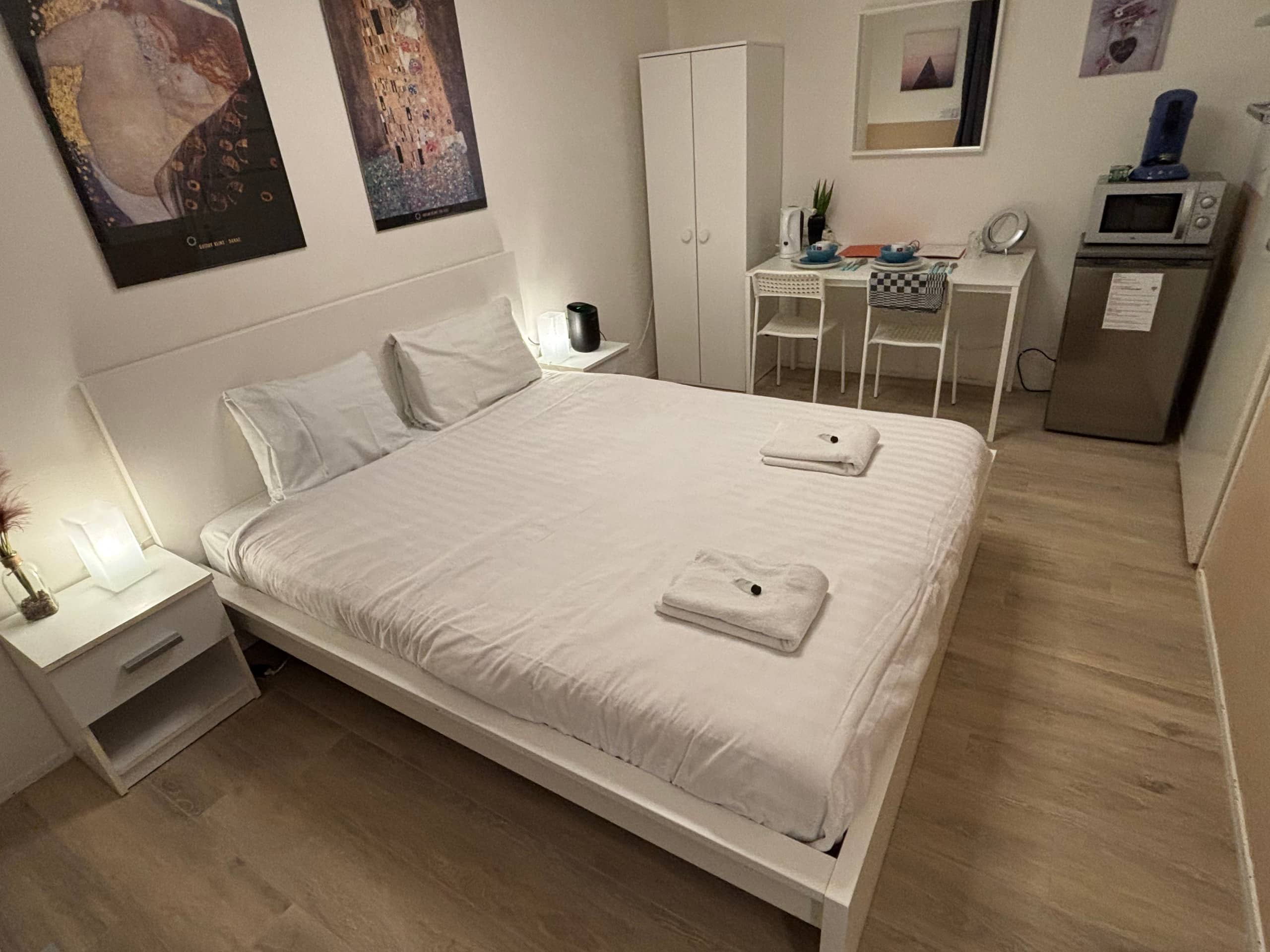 Large private kingsize bedroom close 2 city center - Main photo