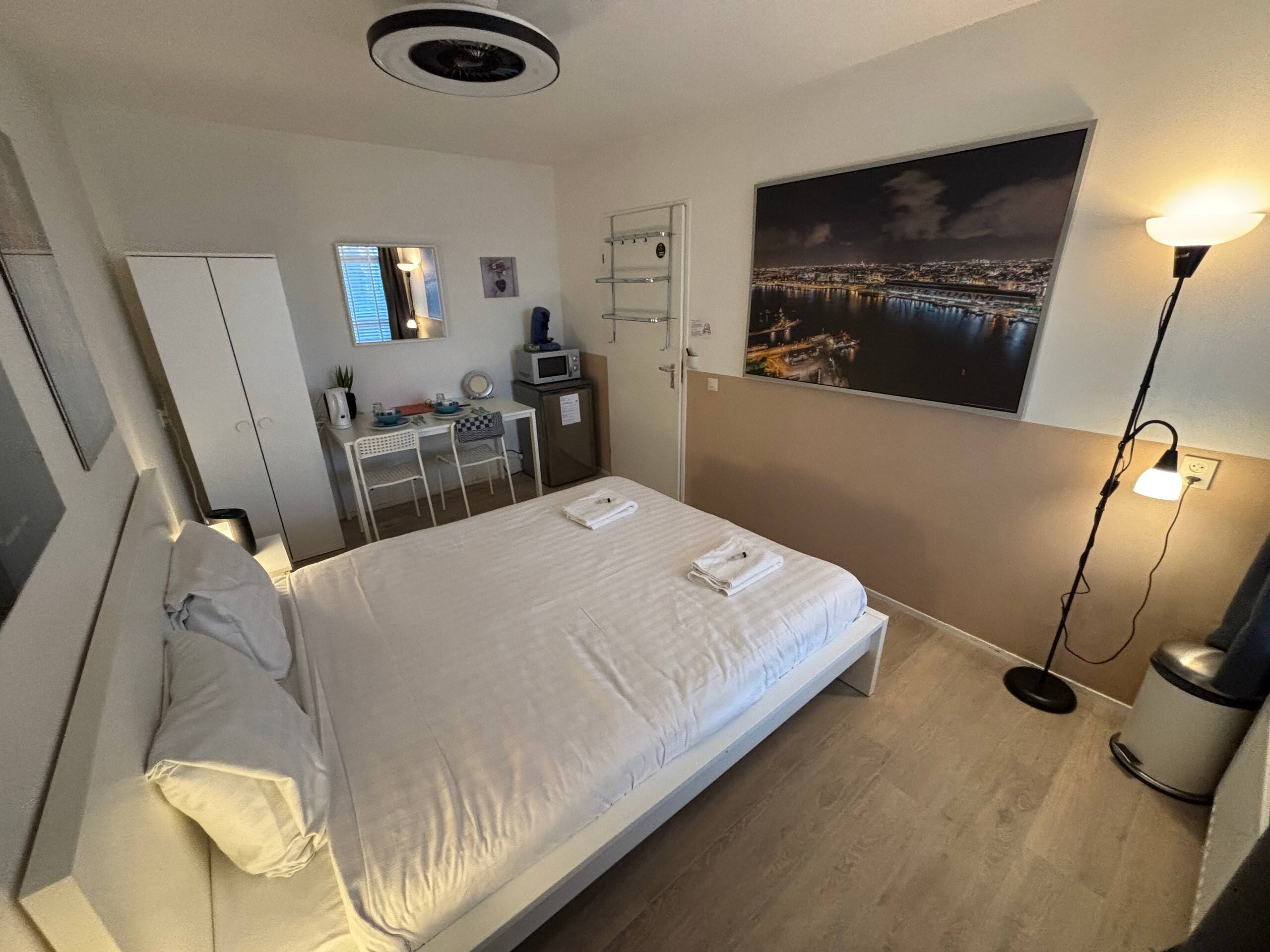 Large private kingsize bedroom close 2 city center - Photo 36