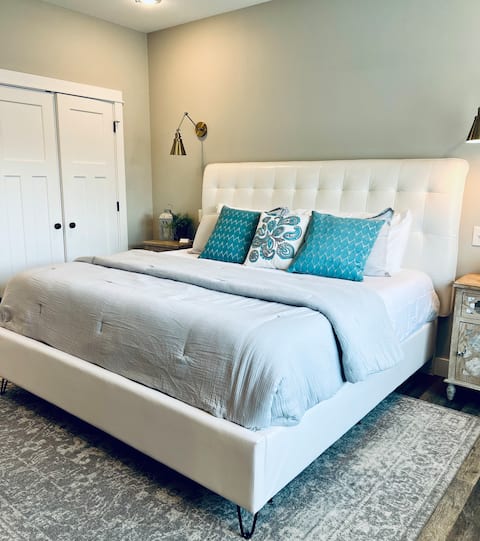 Tabor Cottage - close to bike trails and downtown