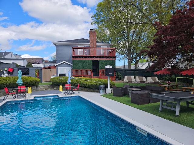 HUGE POOL ! HOT TUB 3 min to downtown 12 bed gallery image 2