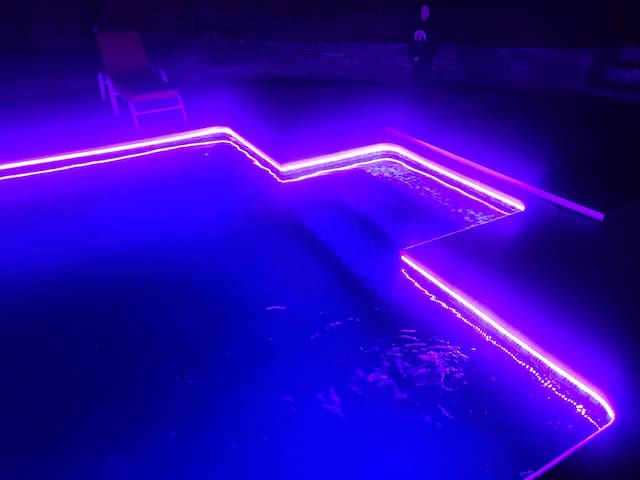 HUGE POOL ! HOT TUB 3 min to downtown 12 bed