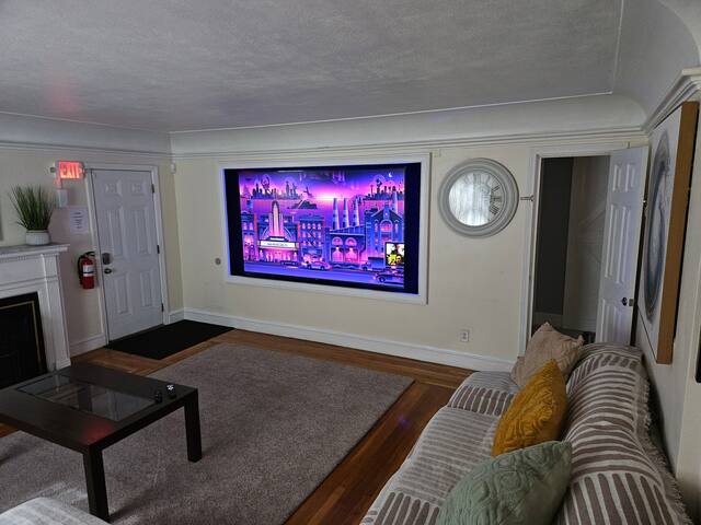 HUGE POOL ! HOT TUB 3 min to downtown 12 bed gallery image 4