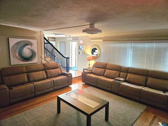 HUGE POOL ! 3 MIN TO DOWNTOWN 25 MIN TO BEACH ! gallery image 3