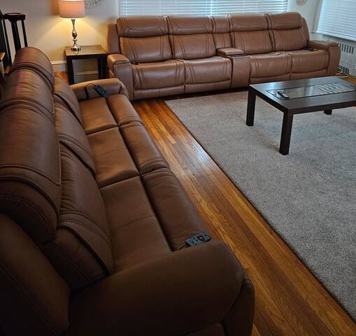 HUGE POOL ! 3 MIN TO DOWNTOWN 25 MIN TO BEACH ! gallery image 5