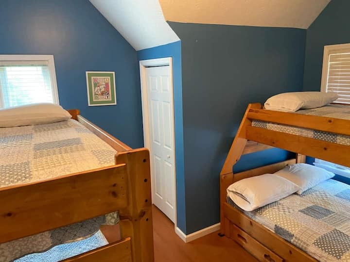 Habitación con literas abovedadas. Tres camas individuales y una cama doble.
