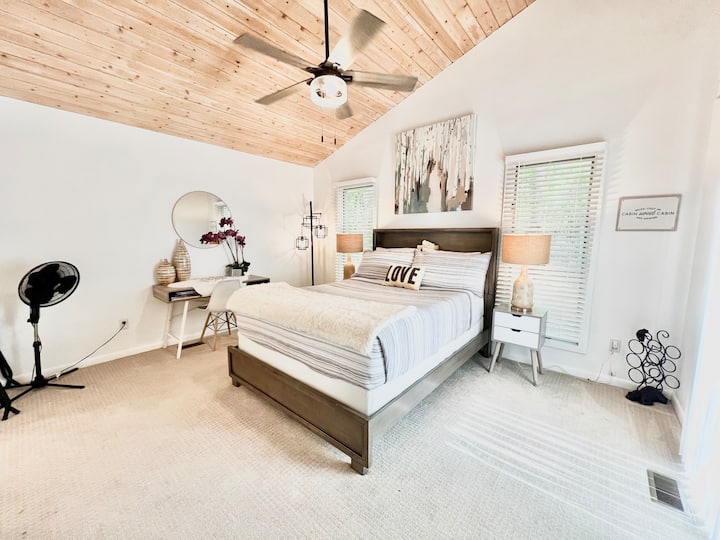 Master #2 en-suite, queen bed.