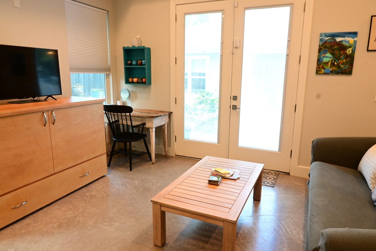 Modern 1 Bed Guest House 3 blocks to Historic SoCo