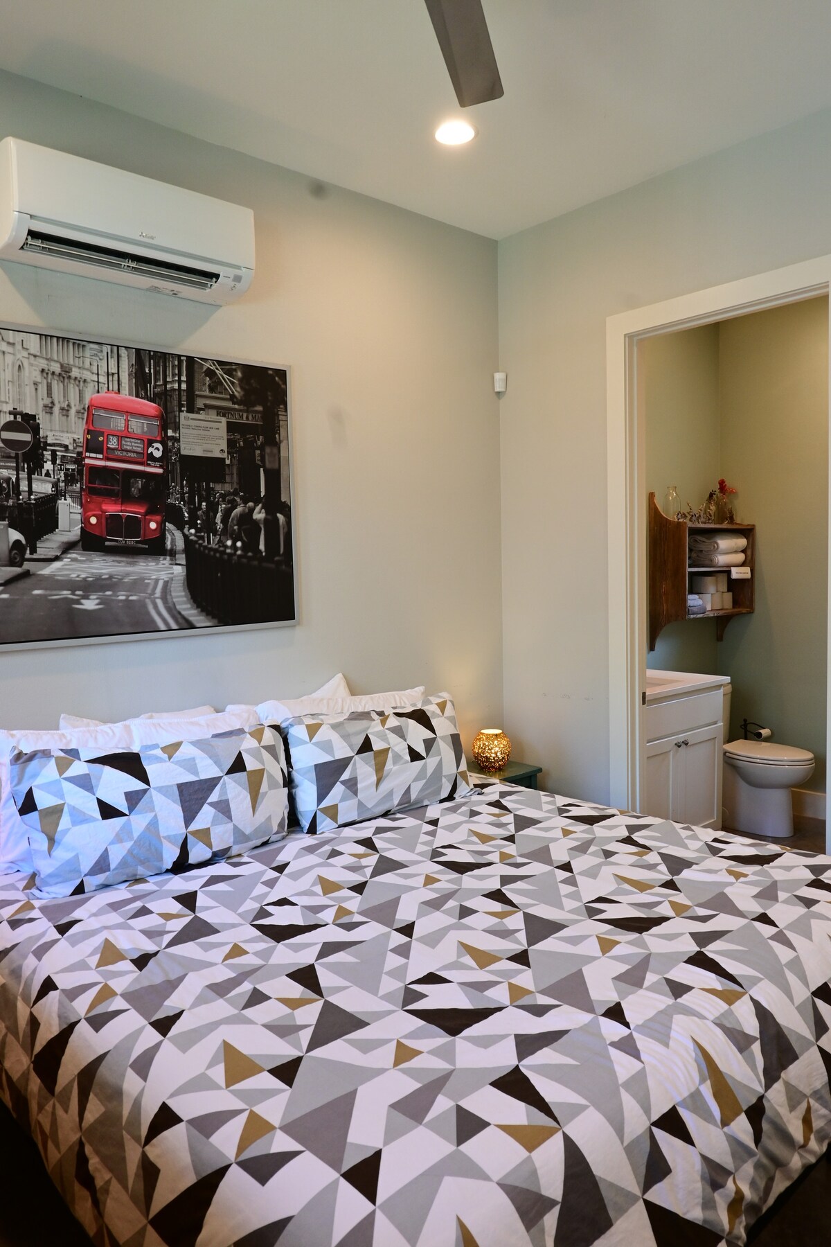 Modern 1 Bed Guest House 3 blocks to Historic SoCo