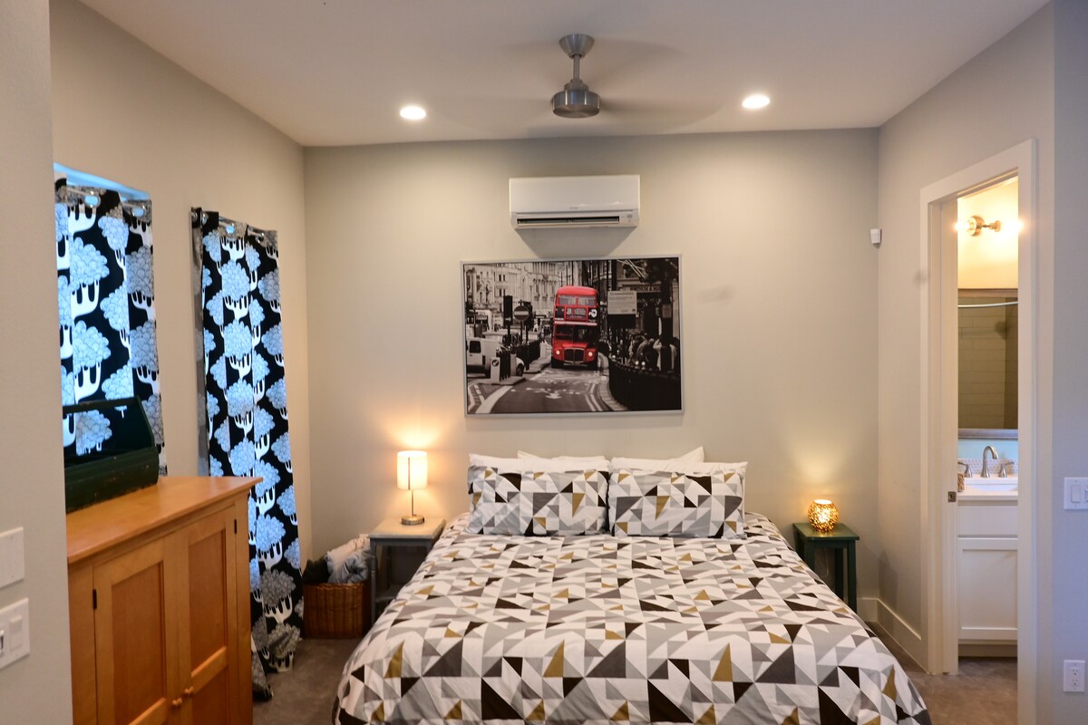 Modern 1 Bed Guest House 3 blocks to Historic SoCo