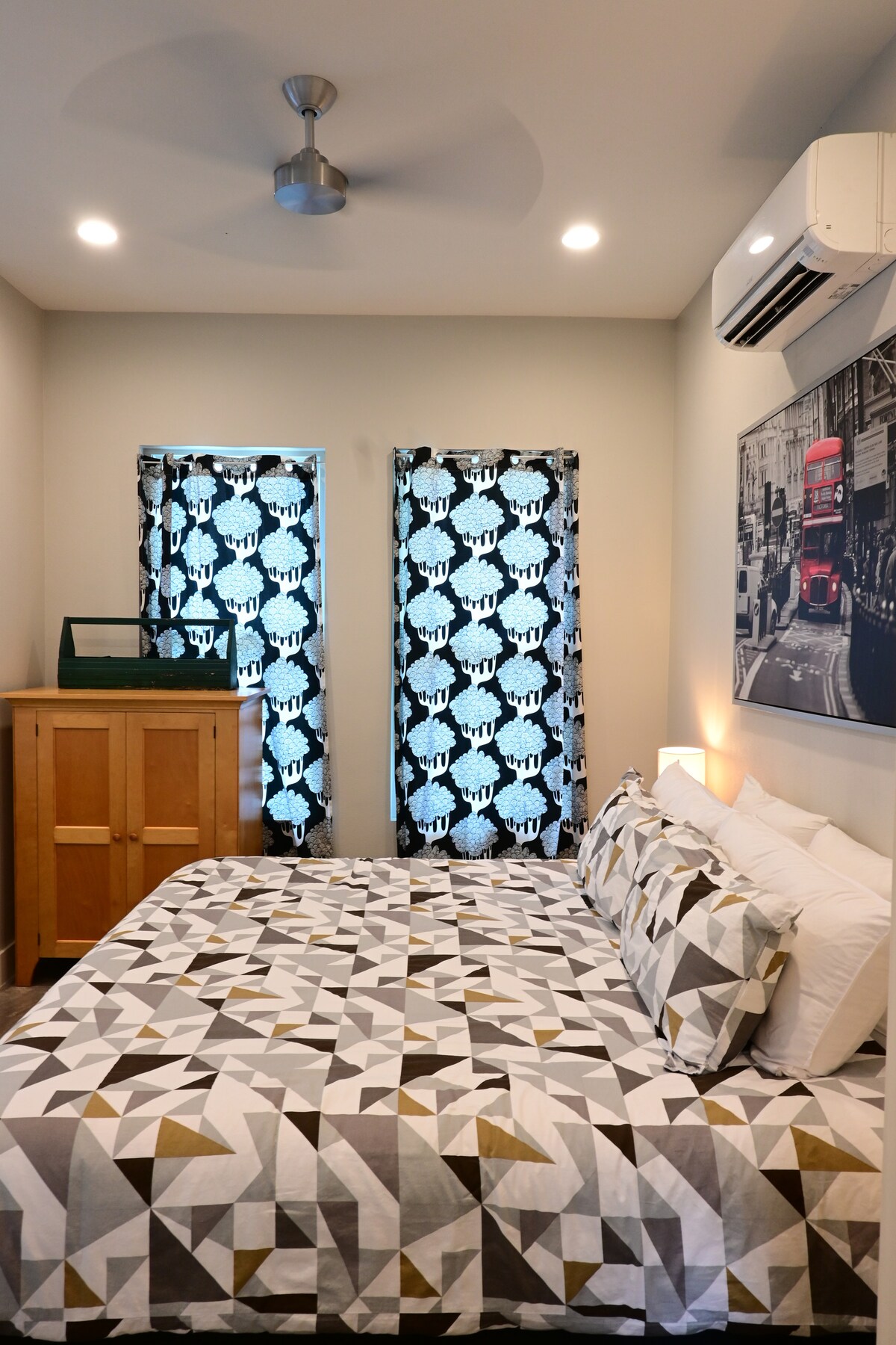 Modern 1 Bed Guest House 3 blocks to Historic SoCo