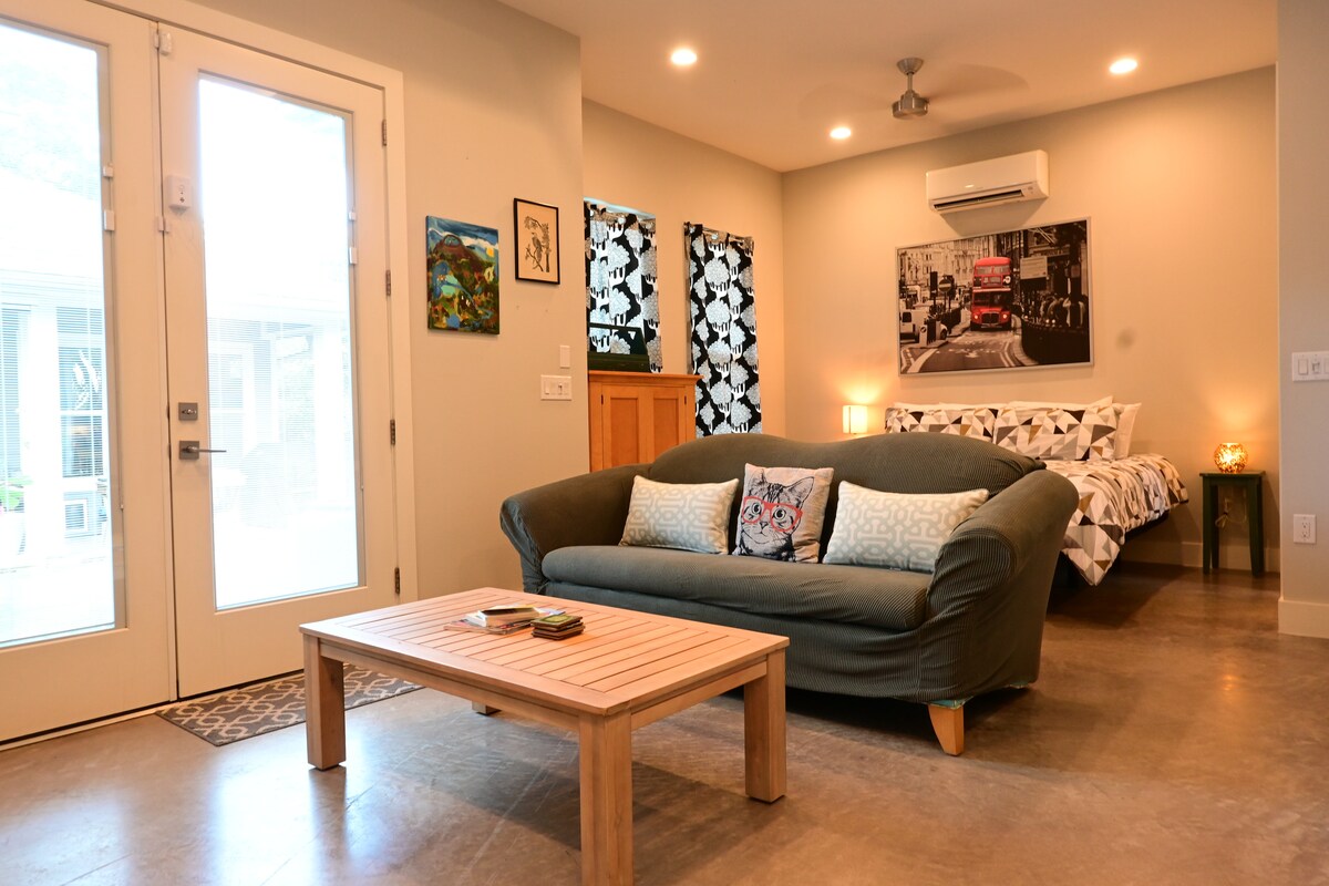 Modern 1 Bed Guest House 3 blocks to Historic SoCo