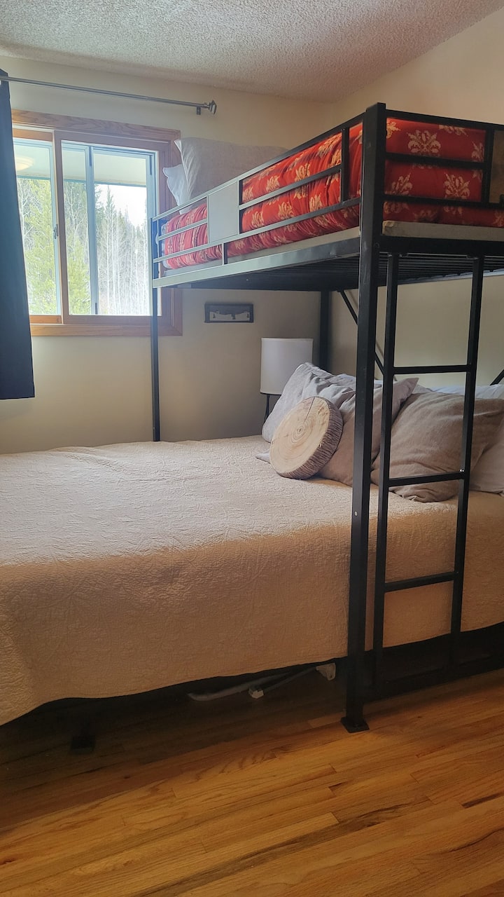 מיטת קווין עם מיטת קומותיים מעל בחלק המרכזי של חדר השינה, וגם שידה בחדר.  דלתות הארון נפתחות לחדר מיטה קומתיים "מאורת דובים" בארון. 