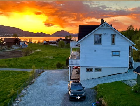 Summer villa with heated pool 50 m from Bergen