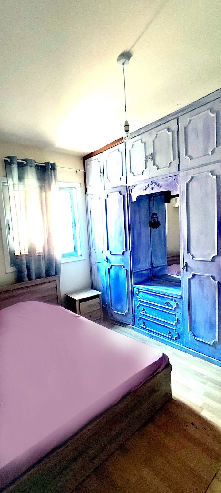 cama tamaño queen con mucho espacio en el armario 