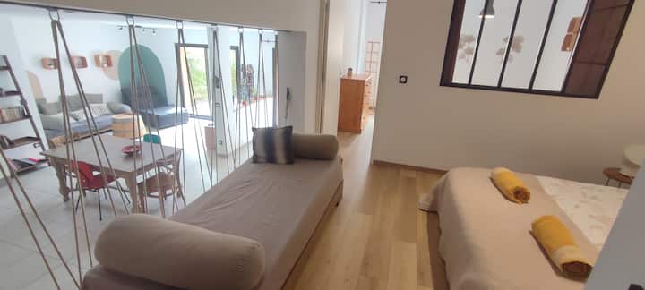 SPAVAĆA SOBA 1;
Ovo je prva spavaća soba, OTVORENA PREMA DNEVNOM BORAVKU ( za one koji vole spavati u mraku, to je potpuno moguće)
na lijevoj strani je klupa za jednostavno ostavljanje vaših stvari,s desne strane krevet s madracem EVE@madrac.
