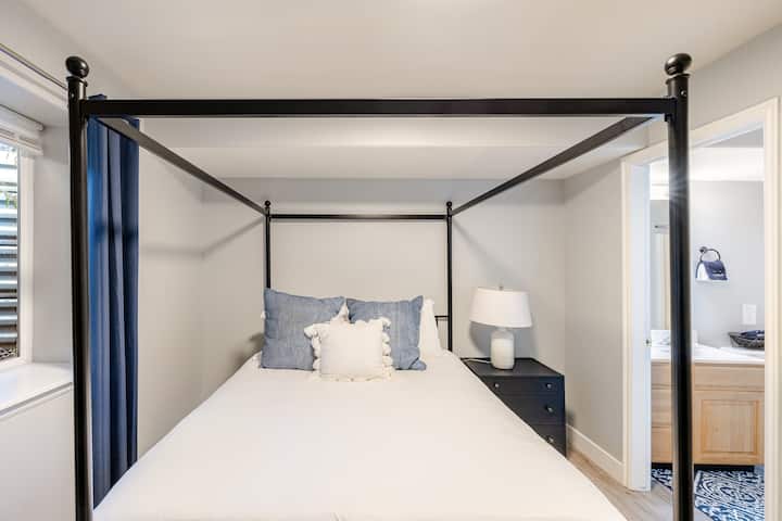 #7- Dormitorio (queen) ubicado en el sótano (también con baño privado adjunto y TV)