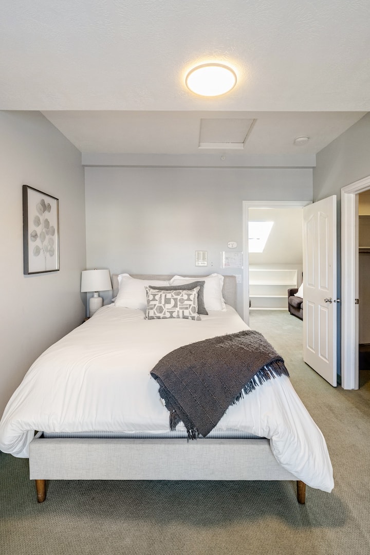 #4- Dormitorio (cama tamaño queen) ubicado en el segundo piso cerca de la habitación con literas