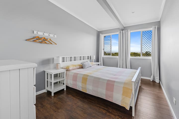 2nd bedroom (queen).