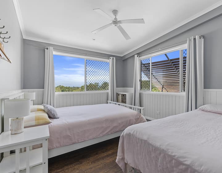 4th bedroom (queen and king single).