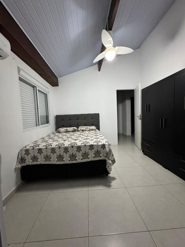 º غرفة داخلية (الطابق العلوي)

سريران - سرير مزدوج واحد